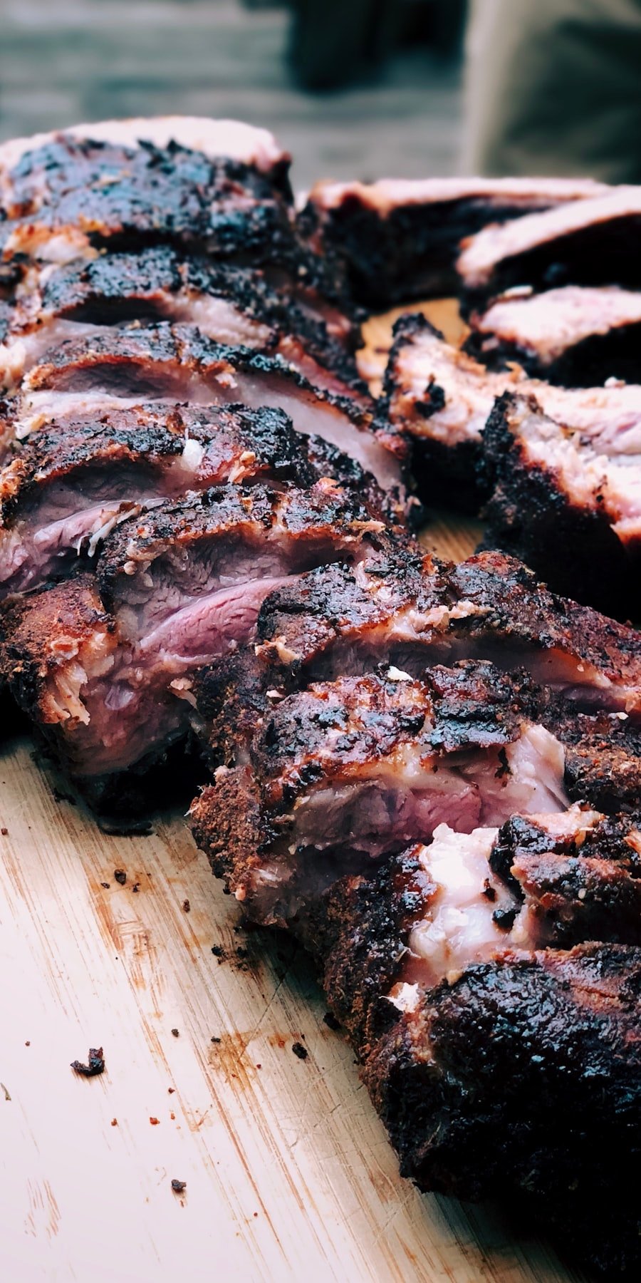 Asado de tira de corte ancho sobre la parrilla