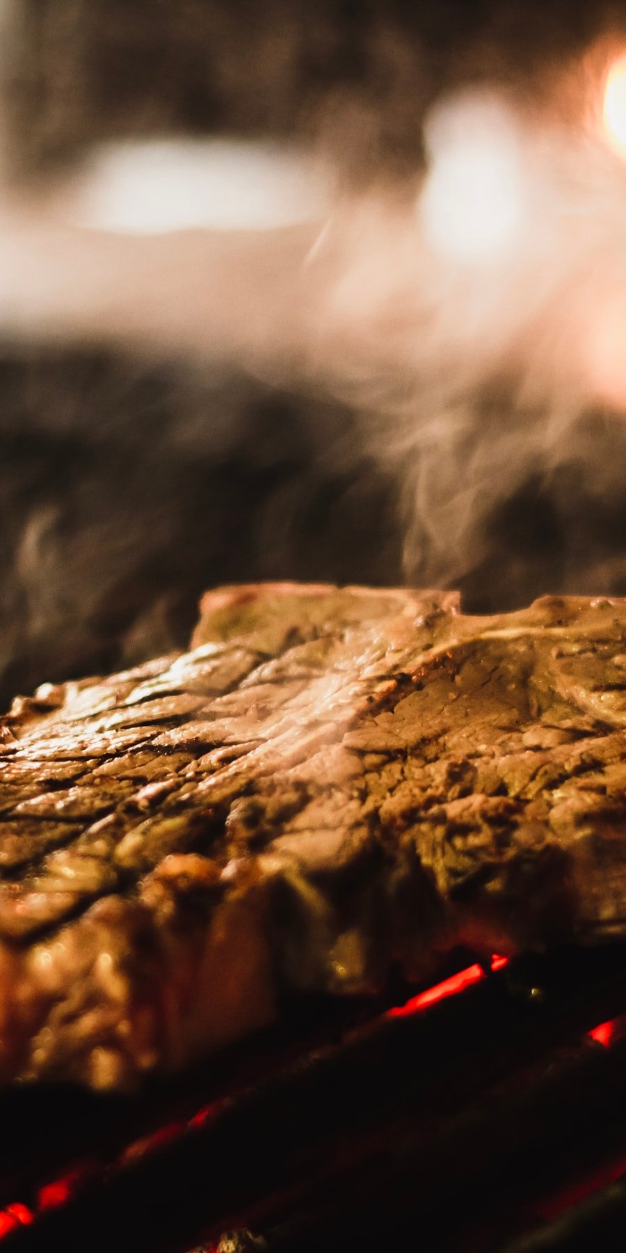 Costillar a la cruz sobre las brasas