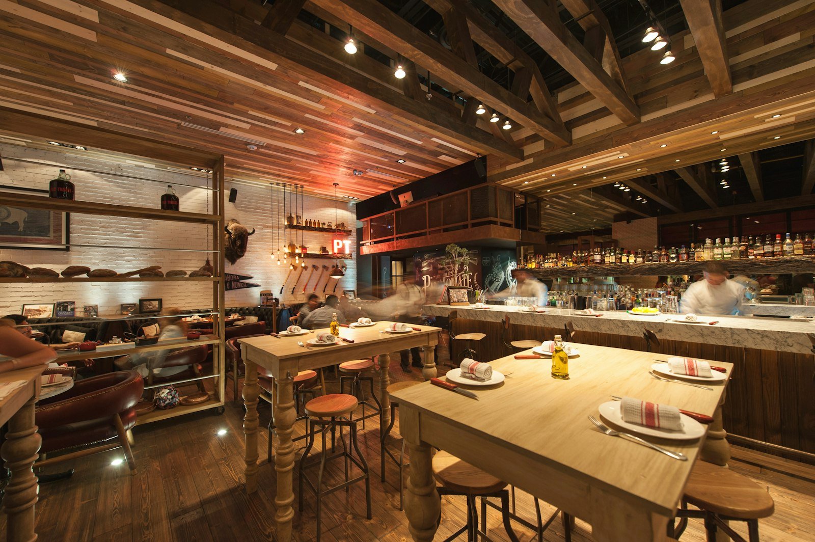 El salón con la barra y la parrilla al fondo